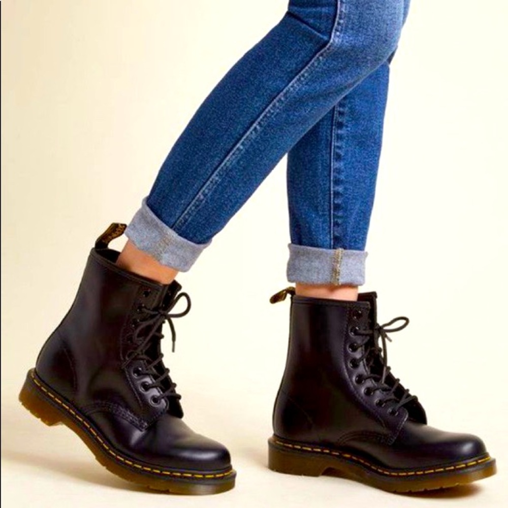 DR. MARTEN 1460 LACE UP COMBAT BOOT